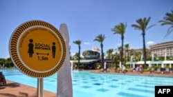 Antalya, Turcia - pe un semn de la o piscină se poate citi 'Social distance 1.5m'