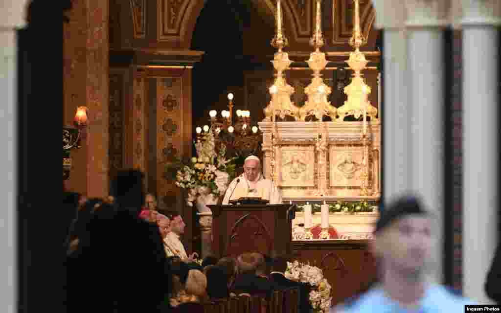 Papa Francisc în altarul Catedralei Sf.Iosif, București, 31 mai 2019