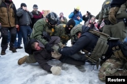 Федерални агенти от граничната полиция задържат демонстрант по време на протест в Минеаполис на 8 януари 2026 г.