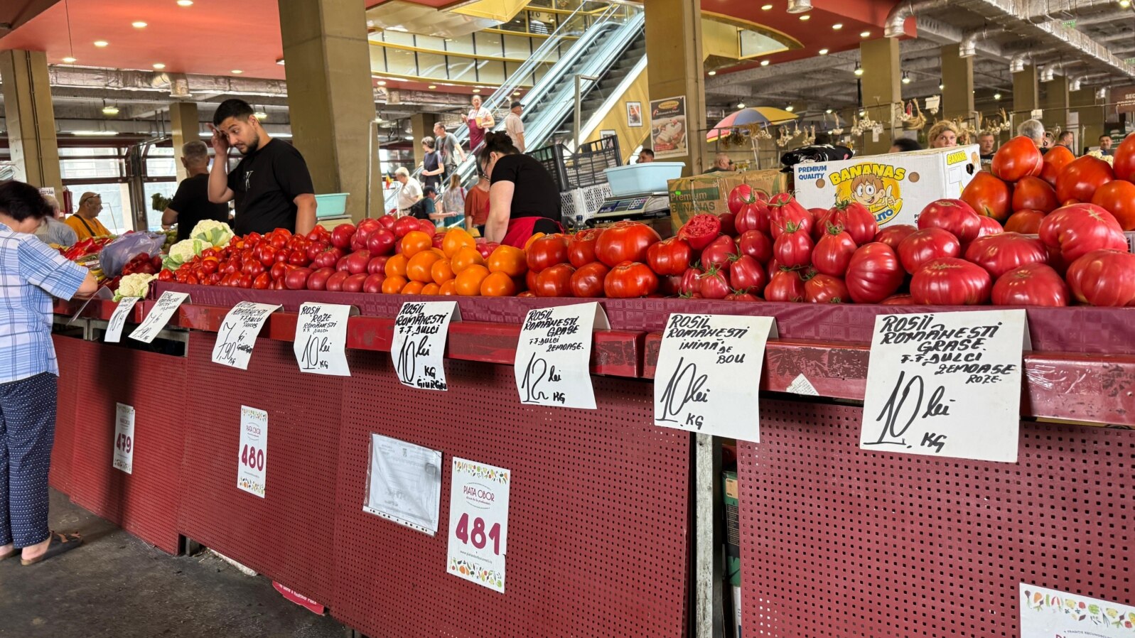 Prețul roșiilor în Piața Obor din București este de 10 - 15 lei/ kg, în vreme ce la producători este de două - trei ori mai mic.