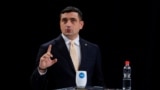 <p><em>„George Simion a tökéletes kaméleon, mindig azt mondja, amit hallani akarnak, attól függ, hogy milyen környezetben van. De mi nem tudjuk elfelejteni az Úzvölgyét, az első világháborús magyar katonai temető meggyalázását –a 2018-2019-es eseményeket –, hisz onnan nőtt ő ki. Nem tudjuk elfelejteni azt a több mint száz pert, amit pártja indított a székely és magyar zászló, a magyar nyelv használata ellen, és azokat a kezdeményezéseket sem, amelyek egyes magyar iskolák átalakítására és a magyar nyelv visszaszorítására – hogy csak családon belül lehessen használni – vonatkoztak. Ezek ott vannak a levegőben, ezt egy olyan kijelentéssel, hogy az RMDSZ egy professzionális párt, nehéz letudni”</em> – idézi Kelemen Hunort a <a href="https://maszol.ro/belfold/Kelemen-Hunor-az-uzvolgyi-temeto-meggyalazasat-nem-lehet-elfelejteni">Maszol.ro</a><br>A fotón a szélsőjobbos román politikus egy május 8-ai elnökjelölti vitán Bukarestben