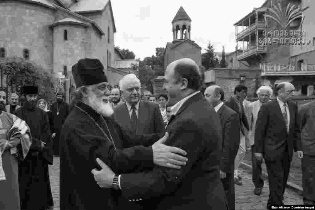 ილია მეორე და თენგიზ კიტოვანი, საქართველოს ეროვნული გვარდიის ხელმძღვანელი, საქართველოს თავდაცვის მინისტრი 1992-1993 წლებში. შუაში - ედუარდ შევარდნაძე, 1995-2003 წლებში საქართველოს პრეზიდენტი.