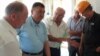 Навоий кон-металлургия комбинати директори Қувондиқ Санақулов (чапдан иккинчи)нинг бошқарув услубидан ишчилар бир неча бор норозилик билдирган.