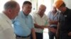 Навоий кон-металлургия комбинати бош директори Қувондиқ Саноқулов ўз ëрдамчилари билан.