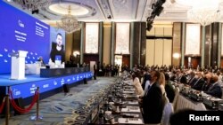 ولودیمیر زلنسکی، رئیس جمهور اوکراین هنگام ایراد سخنرانی به اعضای نشست گفتگو های شانگری لا. 