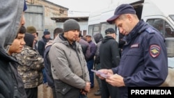 Бино ба омори расмӣ, шаҳрвандони Тоҷикистон аз ҳама бештар барои кору зиндагӣ ба Русия мераванд. Акс аз моҳи марти соли 2026. Шаҳри Волгоград, Русия