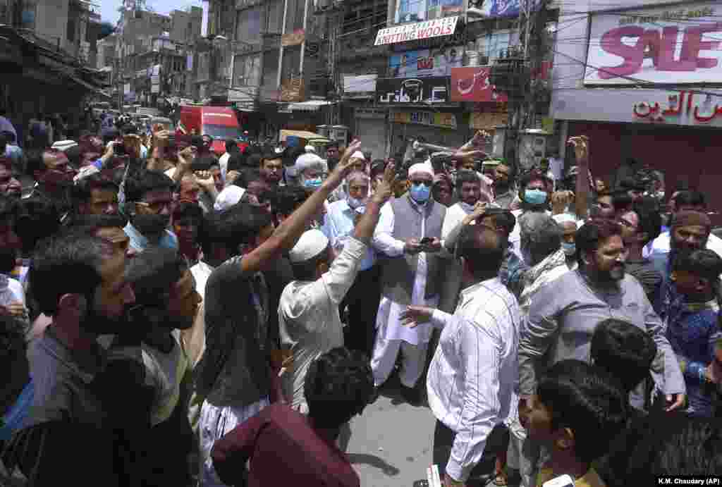 Un protest al negustorilor într-o piață din Lahore, Pakistan, pe 28 iulie, care cereau guvernului local să le permită redeschiderea afacerilor. Protestatarii sunt împotriva carantinei impuse de guvernul provincial pentru a minimiza riscurile de răspândire a SARS-COV 2.