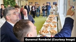 Vizita premierului Marcel Ciolacu (primul din stânga) la fabrica Lidas, pe 10 februarie 2024. Compania a primit un ajutor de stat de 18,28 milioane de euro, a promis 257 de noi locuri de muncă și a creat 458.
