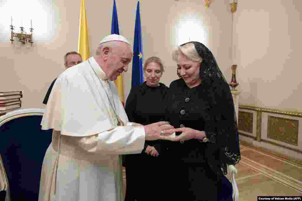 Premierul Viorica Dăncilă i-a oferit Papei un ceas conceput special pentru el de un român și un album despre istoria Bisericii Romano-Catolice în România. În schimb, Suveranul Pontif i-a dat șefei guvernului de la București mai multe cărți, spuânându-i: &bdquo;Aceasta este o mică bibliotecă&rdquo;.