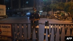 په کراچۍ کې يو پولیس د پېرې په مهال - انځور له ارشیفه 