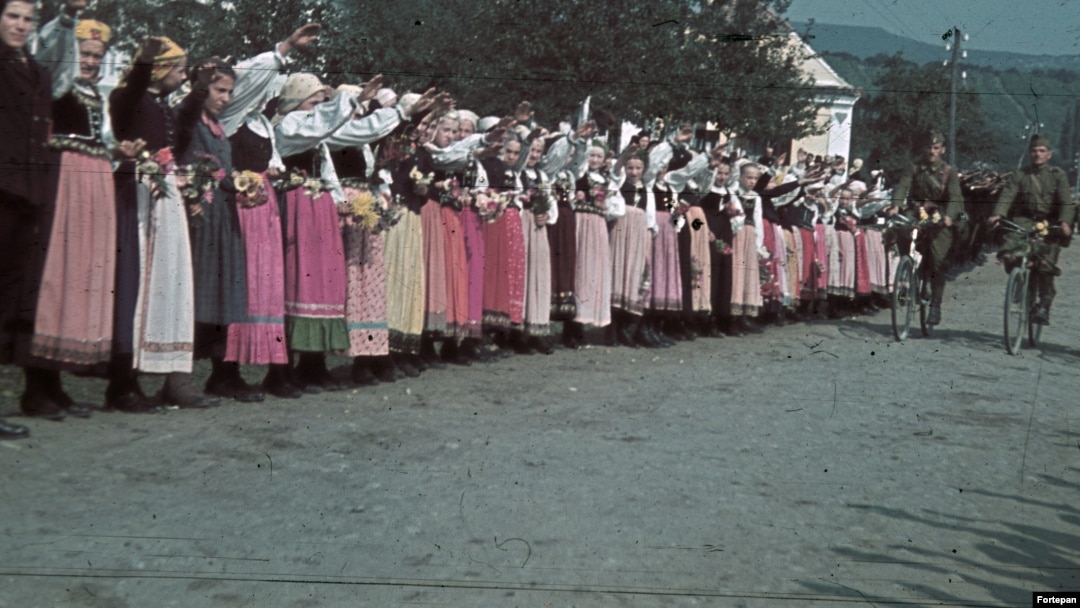 În 1940, etnicii germani din nordul Transilvaniei au întâmpinat trupele maghiare naziste cu saluturi specifice. Regiunea a fost ocupată de acestea în cea mai mare parte a războiului. 