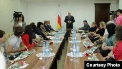 Журналистов, работающих в местных СМИ, поздравил президент Южной Осетии Леонид Тибилов, который пожелал им "новых трудовых свершений, творческого вдохновения и плодотворной работы на благо народа"