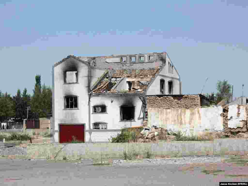 Ëндирилган қирғиз ҳовлиси.