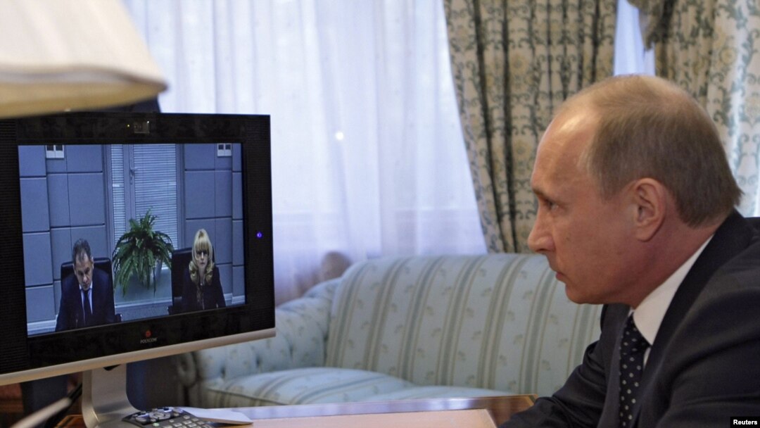 Прем'єр Росії Володимир Путін бере участь у відео-конференції, присвяченій вибухам у московському метрополітені. Красноярськ, 29 березня 2010 року