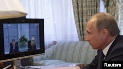 Прем'єр Росії Володимир Путін бере участь у відео-конференції, присвяченій вибухам у московському метрополітені. Красноярськ, 29 березня 2010 року