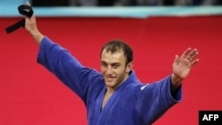 Irakli Tsirekidze accepted his gold with a message in hand