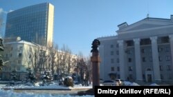 Памятник Александру Пушкину рядом с бывшим офисом кампании СКМ. Здание было занято зарегистрированным в Южной Осетии ЗАО "Внешторгсервис" после событий 2014 года