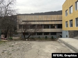 ესეც ბირთვული ფიზიკის ინსტიტუტის შენობაა. დანელიას ქუჩიდან შესასვლელი - ფასადი ახლად შეღებილი აქვს, მაგრამ შენობა შიგნიდან გამოშიგნული და მოუწყობელია.