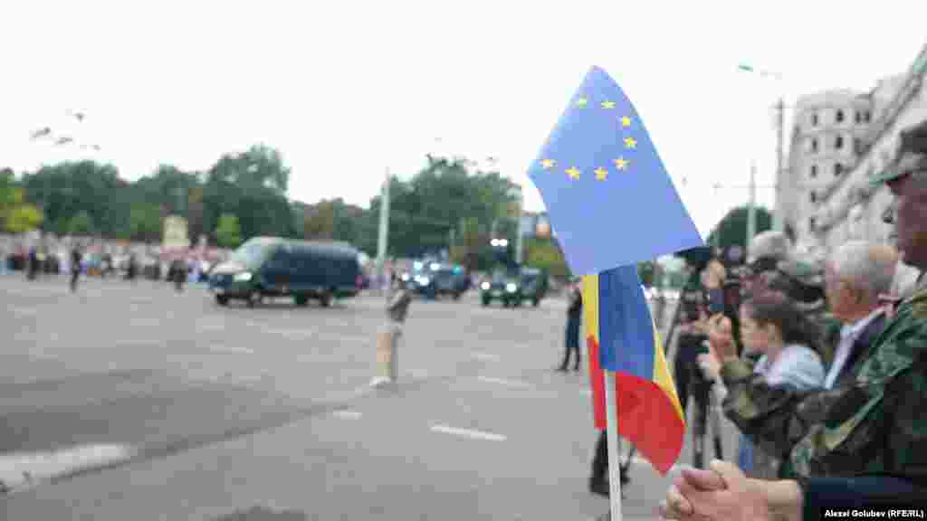 Mulți dintre cei care au mers să vadă parada din Piața Marii Adunări Naționale au purtat și steagul Uniunii Europene, la care speră să adere R. Moldova.<br><br>