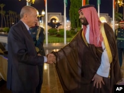 Президент Туреччини Реджер Таїп Ердоган тисне руку наслідному принцу Саудівської Аравії Мохаммеду бін Салману в Джидді. 17 липня 2023 року