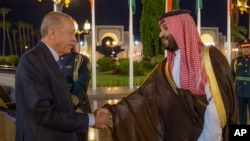 Президент Турции Реджер Тайип Эрдоган жмет руку наследному принцу Саудовской Аравии Мохаммаду бин Салману в Джидде. 17 июля 2023 года