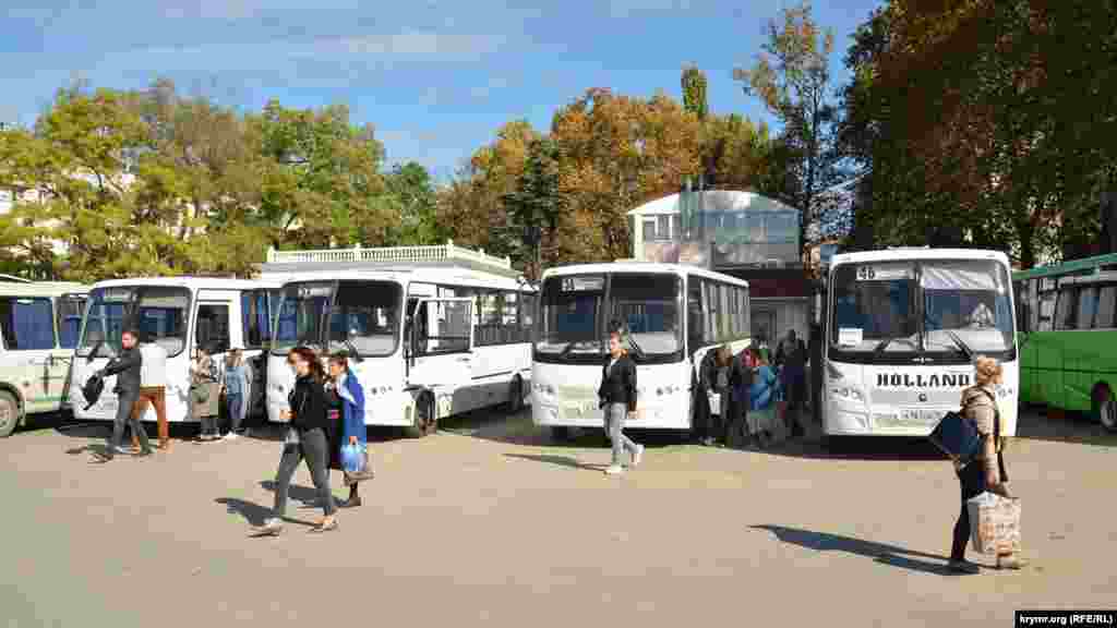 Північна сторона має свою власну автостанцію, звідки рейсові автобуси йдуть до різних районів Севастополя і міст Західного Криму