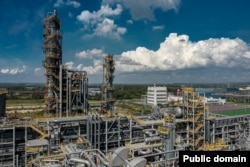 "Свечки" цехов по производству аммиака на азотном производстве АО "Апатит"