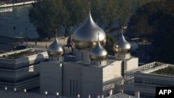 Вид на храм РПЦ в центре Парижа, 12 октября 2016 года