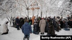 Група верници, предводеи од свештеници на Руската православна црква, одржуваат молитва пред Парламентот во Киев во знак на протест против формирањето на самостојна Украинска православна црква
