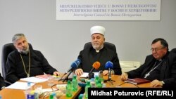 Vladika zahumsko-hercegovački Grigorije (L), zamjenik reisu-l-uleme IZ BiH Husein ef. Smajić (C) i nadbiskup vrhbosanski kardinal Vinko Puljić (D), april 2014.