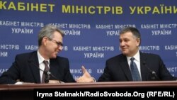 Посол США Джеффрі Пайєтт і міністр внутрішніх справ Арсен Аваков, Київ, 13 березня 2015 року 