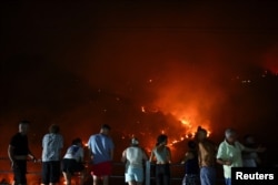 Banorët e Delvinës largohen nga shtëpitë e veta si pasojë e zjarreve, 12 gusht 2025.