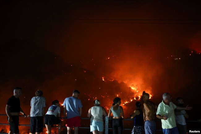 Banorët e Delvinës largohen nga shtëpitë e veta si pasojë e zjarreve, 12 gusht 2025.