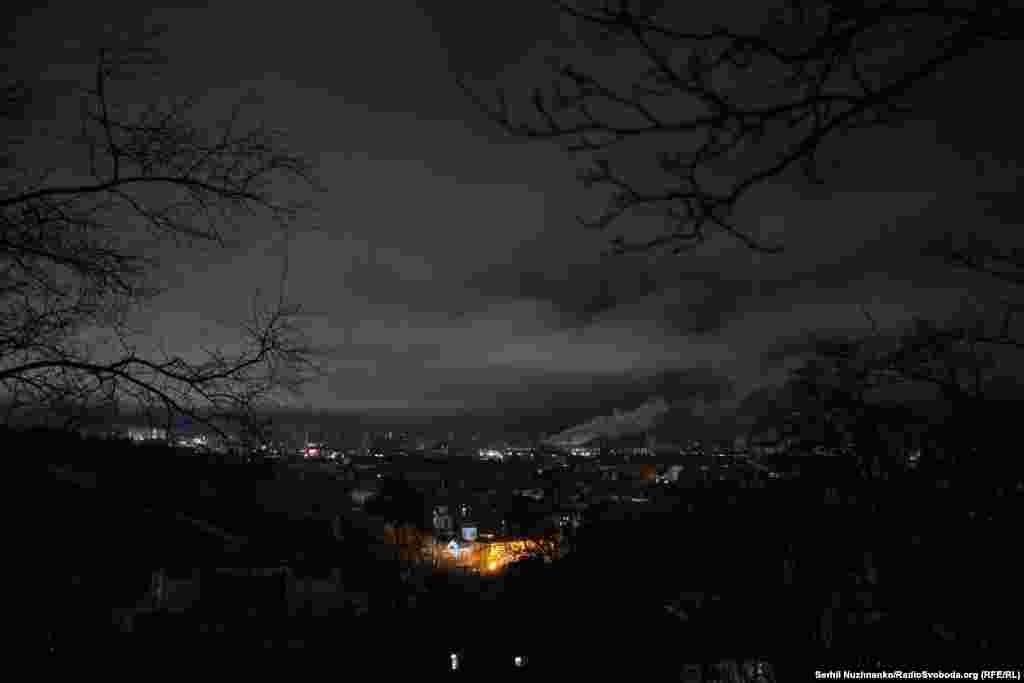 Близько 3:40 ранку 24 лютого 2026 року на оглядовому майданчику біля Музею історії України відкривається вид на Поділ і Оболонь – райони Києва. Приблизно в цей час чотири роки тому розпочалося вторгнення російських військ в Україну: між 03:40 та 04:00 перші колони танків перетнули кордон у Луганській області, а невдовзі удари відбулися вздовж усього кордону, зокрема з боку Білорусі та окупованого Криму