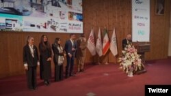 در این مراسم، زنان روی صحنه هم بدون حجاب اجباری حکومت حاضر شدند