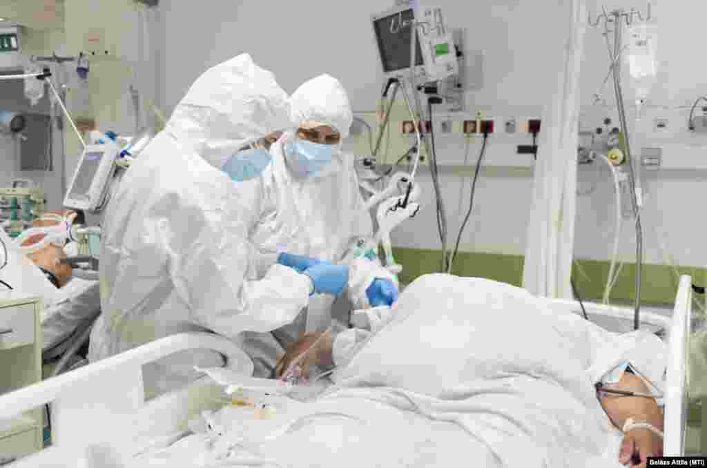 Lélegeztetett betegeket ápolnak a fehérgyarmati kórház intenzív osztályán 2021. április 2-án.