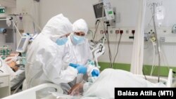 Lélegeztetett betegeket ápolnak a fehérgyarmati kórház intenzív osztályán 2021. április 2-án
