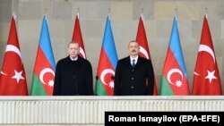 Президенты Турции и Азербайджана Реджеп Тайип Эрдоган и Ильхам Алиев на параде победы в Баку