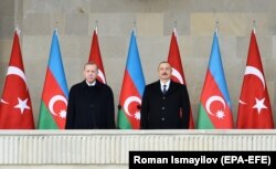 Decembrie 2020: Președintele turc Recep Tayyip Erdogan și omologul său azer, Ilham Aliyev. Indiferent de relația cu Azerbaidjanul, Turcia va rămâne aliatul lor în acest conflict împotriva Armeniei. Forțele otomane au comis în 1915-1917 genocidul armean, ucigând între 600.000 și 1,5 milioane de oameni. Relațiile dintre Armenia și Turcia, statul-succesor al Imperiului Otoman, rămân practic inexistente o sută de ani mai târziu.