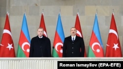 Президент Азербайджана Ильхам Алиев (справа) и президент Турции Реджеп Тайип Эрдоган на военном параде, посвященном победе в вооруженном конфликте в Нагорном Карабахе, в Баку, 10 декабря 2020 года.