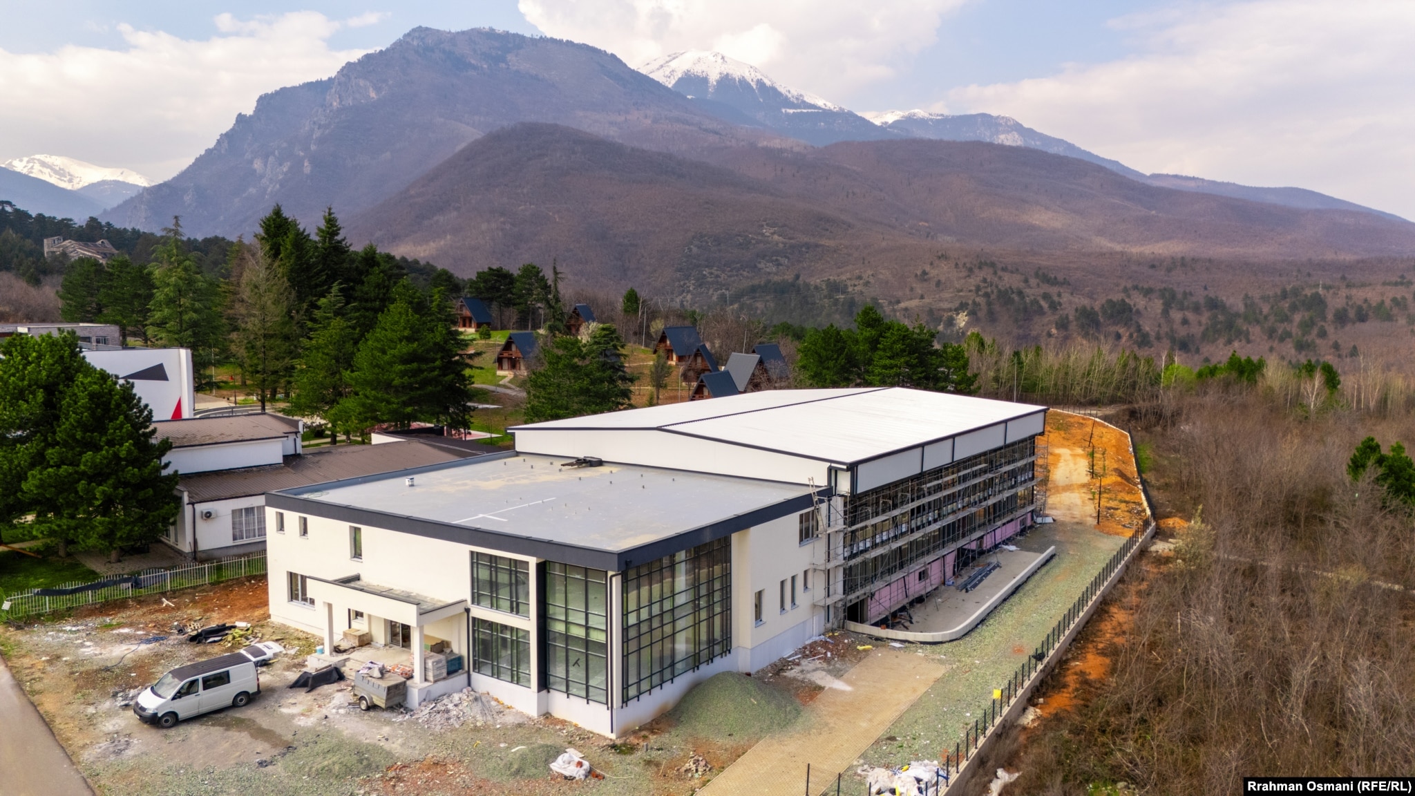 Pamje nga lart e ndërtesës së pishinës së mbyllur gjysmolimpike në Podujevë, për ndërtimin e së cilës u ndanë 4 milionë euro.