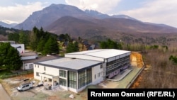 Pamje nga lart e ndërtesës së pishinës së mbyllur gjysmolimpike në Podujevë, për ndërtimin e së cilës u ndanë 4 milionë euro.