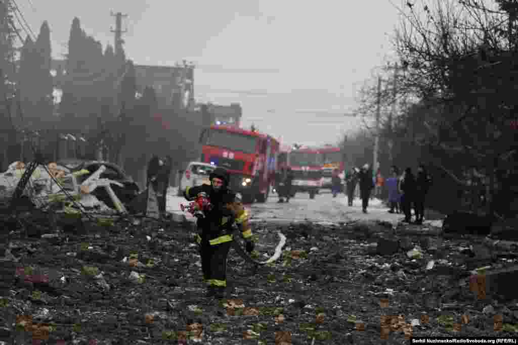 Село Софіївська Борщагівка у Бучанському районі Київщини. Тут триває розбір завалів після нічної атаки