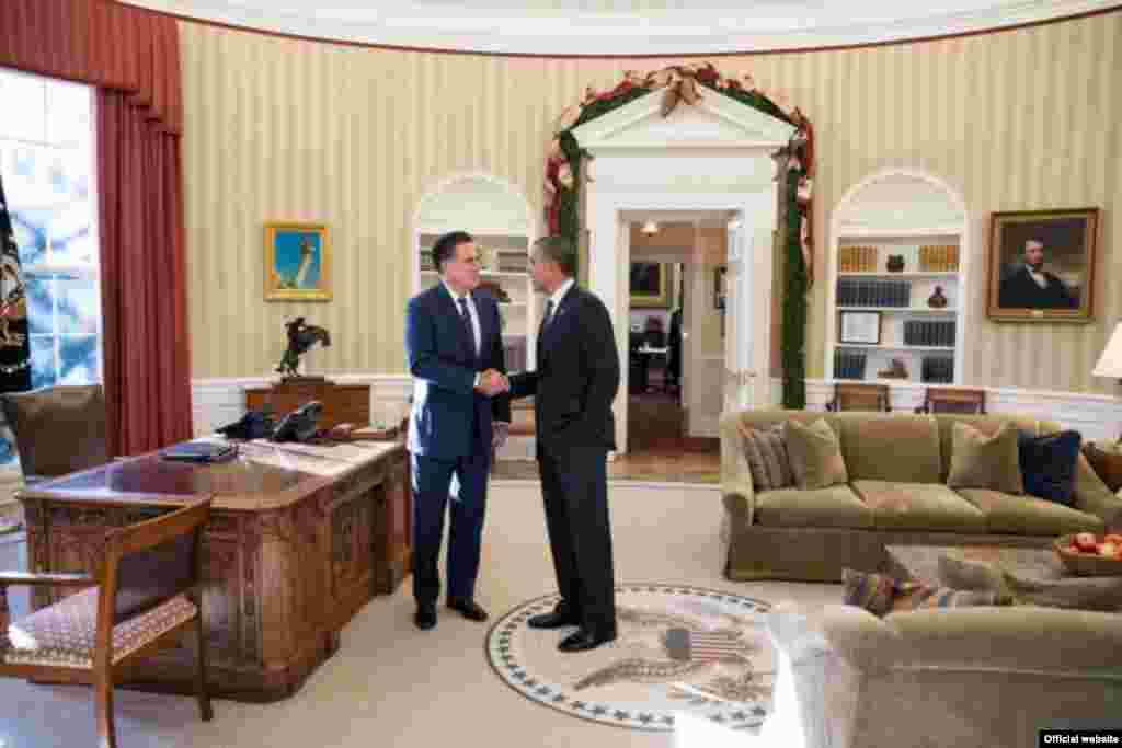 U.S. President Barack Obama and former Massachusetts Governor Mitt Romney talk in the Oval Office following their lunch on November 29. Obama defeated Romney in the November 6 presidential election in the United States. (WHITE HOUSE PHOTO/Pete Souza)