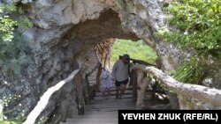 К пещерам монастыря ведут деревянные лестницы