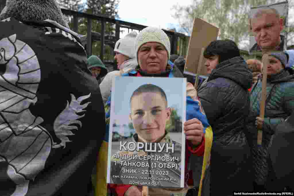 Ірина з Чернігівщини, тримає фото 20-річного сина Андрія.«Він був студентом, розпочалась повномасштабна війна, перейшов на індивідуальне навчання, і пішов на війну. Я щоразу чекаю, потрібно десь брати сили і чекати. Я чекаю його 29 місяців», – розповіла мама військового