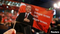 "Të mësosh nga Erdogan, do të thotë të mësosh se si të fitosh" - këtë mesazh mban një mbështetës turk i Erdoganit në Gjermani.
