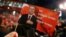 "Të mësosh nga Erdogan, do të thotë të mësosh se si të fitosh" - këtë mesazh mban një mbështetës turk i Erdoganit në Gjermani.