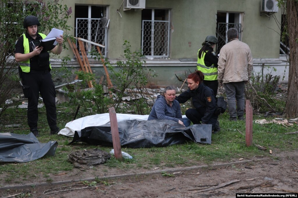 Керівництво Росії заперечує, що російська армія під час повномасштабної війни завдає цілеспрямованих ударів по цивільній інфраструктурі міст і сіл України, убиваючи цивільне населення і руйнуючи лікарні, школи, дитячі садочки, об’єкти енергетики та водозабезпечення. Українська влада і міжнародні організації кваліфікують ці удари як воєнні злочини Російської Федерації і наголошують, що вони мають цілеспрямований характер.