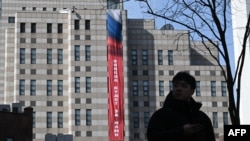 სეულში რუსეთის საელჩოს შენობაზე გადმოფენილი ტრანსპარანტი, წარწერით: „გამარჯვება ჩვენი იქნება!“